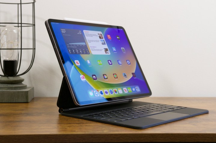 IPad Pro (2022) nằm trong Magic Keyboard.