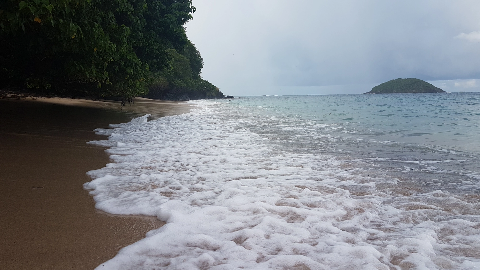 plage sable noir en Martinique 