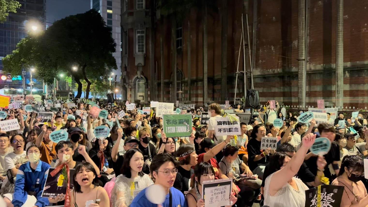 立法院外有十萬人集結，反對藍白陣營違反程序公義。（程皓楠 攝）