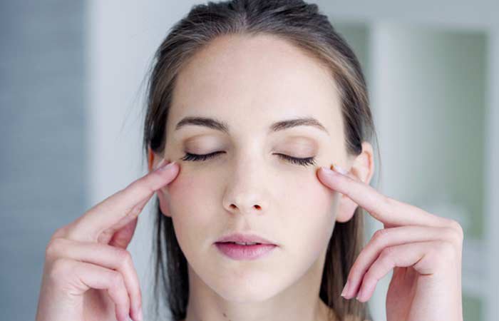 Thường xuyên massage mắt sẽ giúp cải thiện thị lực