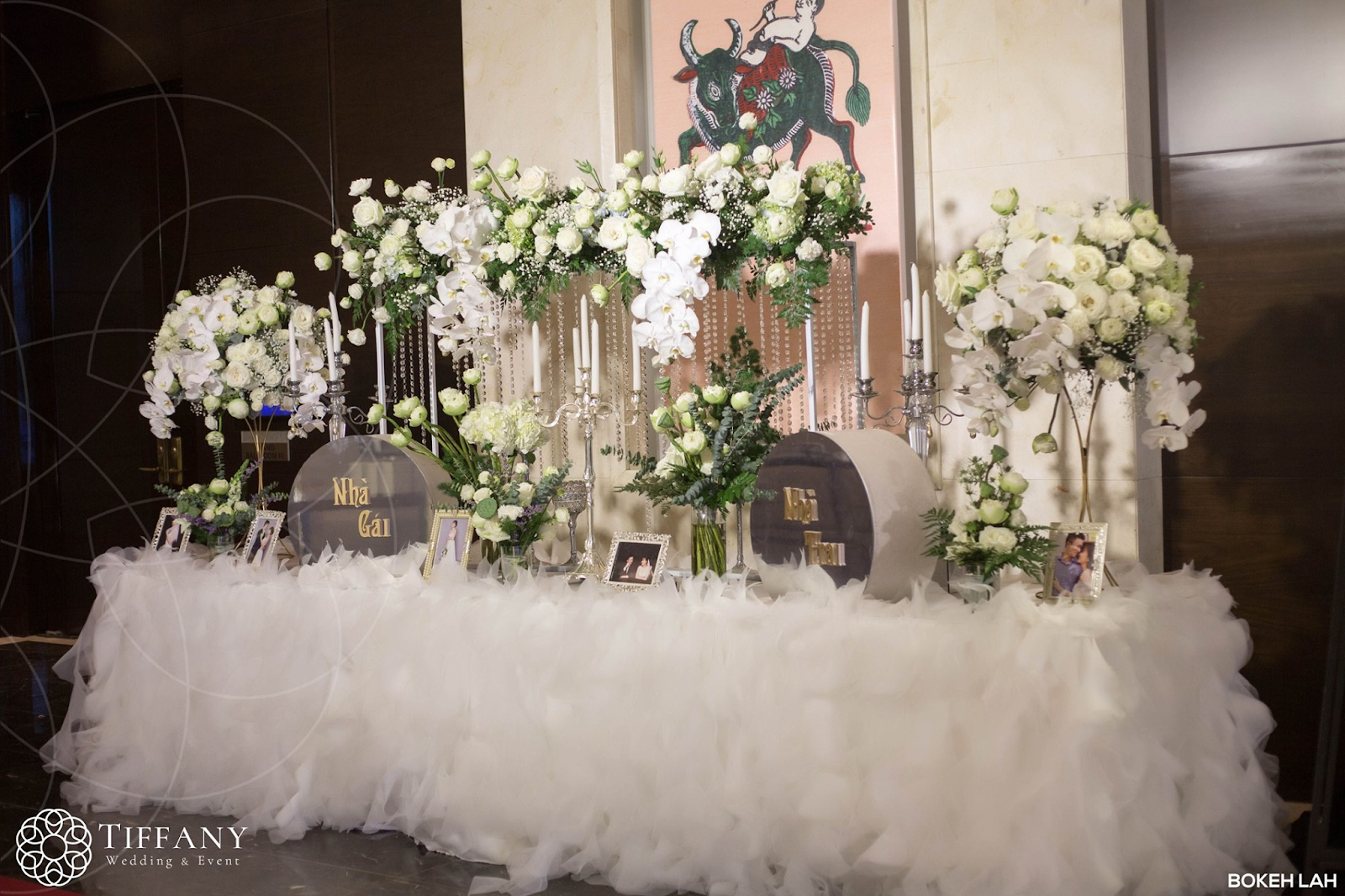 Hình ảnh thực tế trang trí không gian bên trong tiệc cưới với sen trắng do Tiffany thực hiện