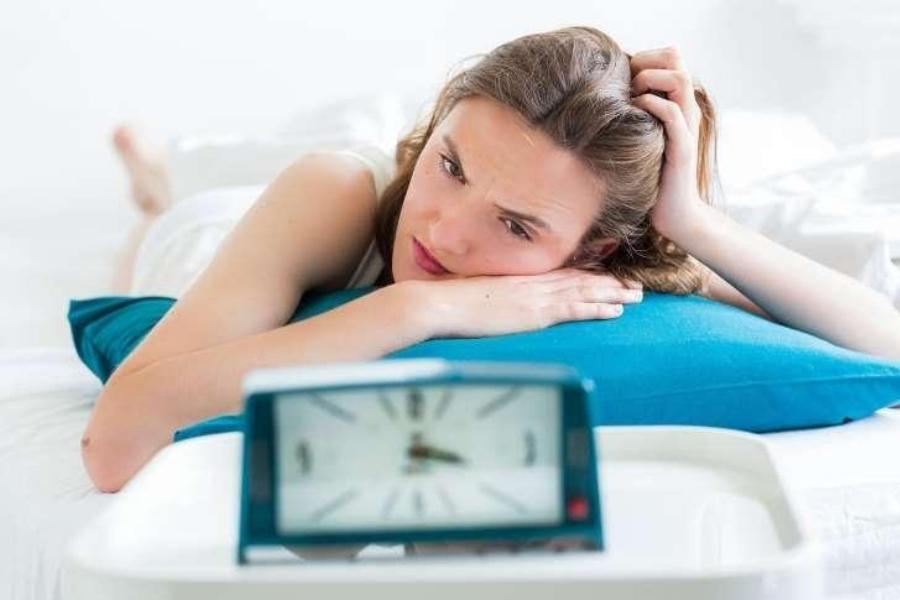 Chế độ sinh hoạt ngủ nghỉ không hợp lý khiến da không đều màu