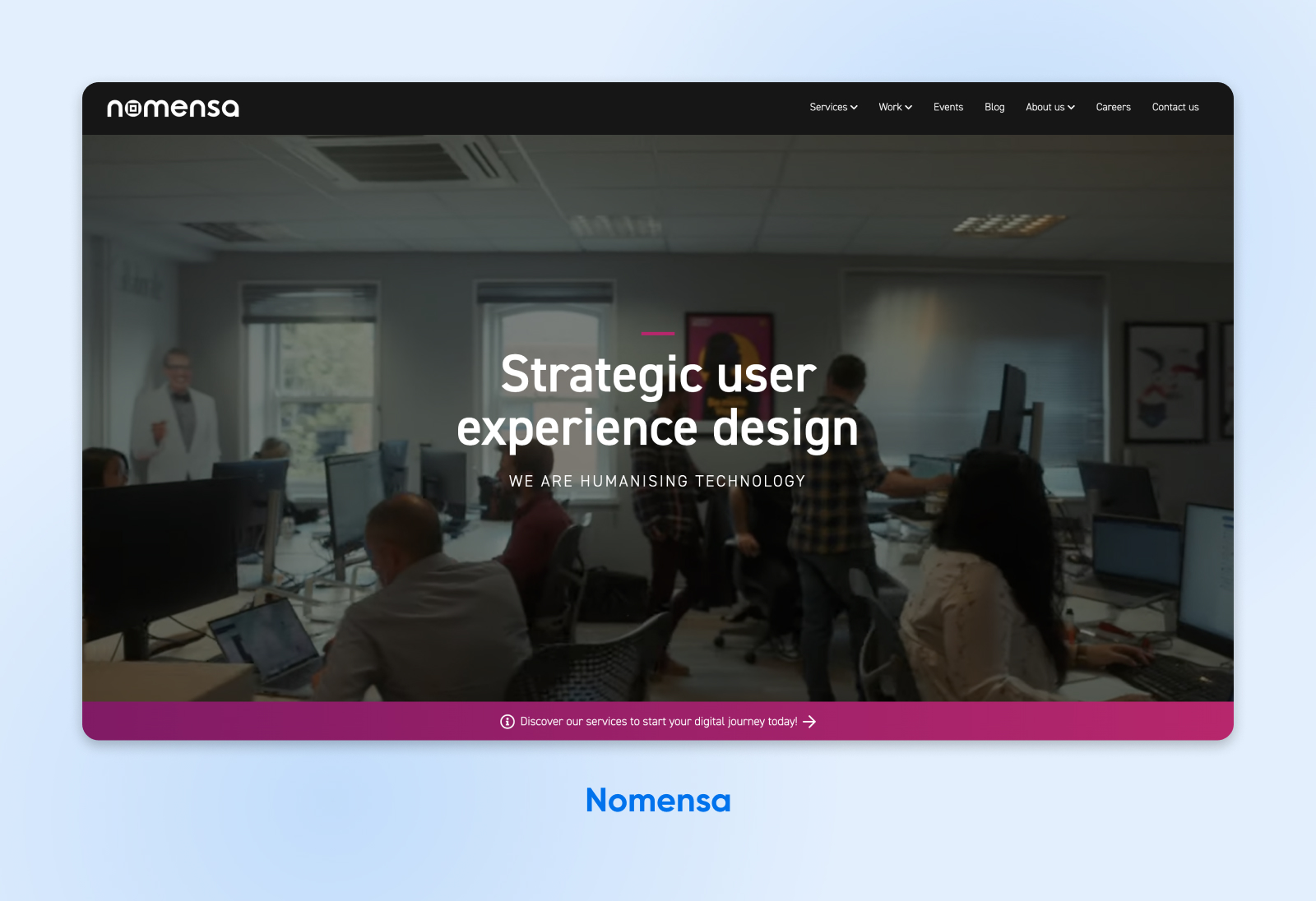 La página de inicio de Nomensa con el encabezado "Diseño estratégico de experiencia de usuario" superpuesto a una foto de personas en la oficina.