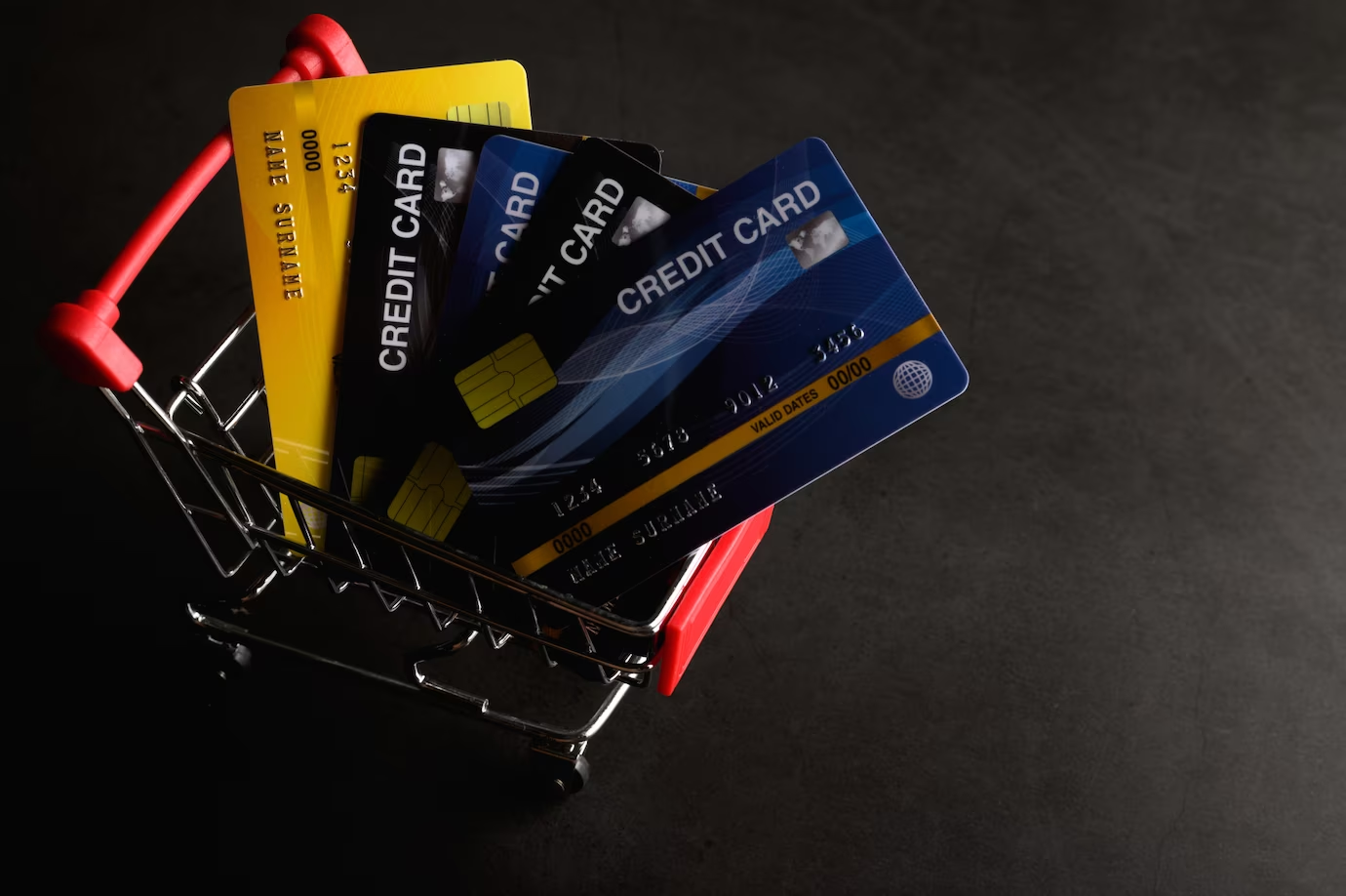 VIB đang phát hành 2 loại là thẻ thanh toán và thẻ tín dụng