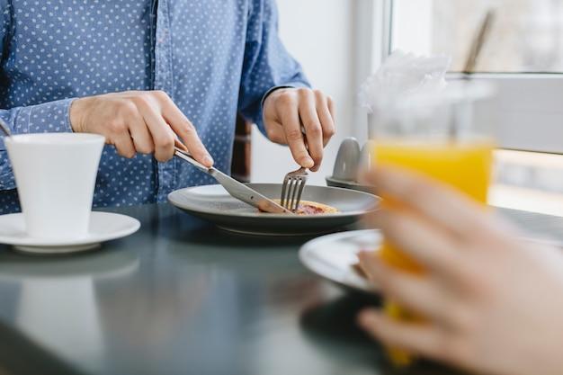Come comportarsi a tavola