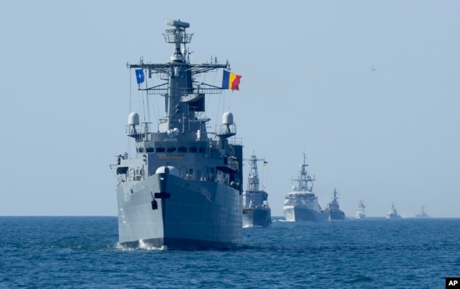 Військові кораблі НАТО у бойовому порядку під час навчань Sea Breeze 2021 у Чорному морі. 9 липня 2021 року