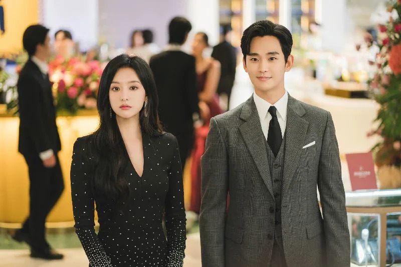 金秀賢（右）、金智媛（左）在韓劇《淚之女王》扮演結婚3年的夫妻。（圖／Netflix提供）