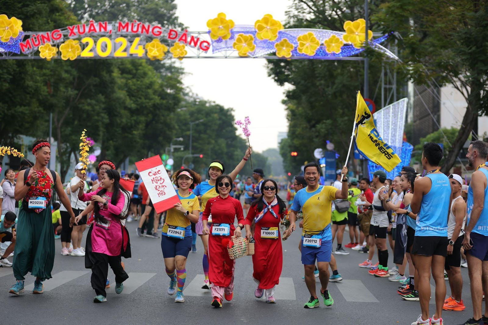  Hàng ngàn người chạy bộ mở đầu năm mới 2024 cùng HCMC Marathon