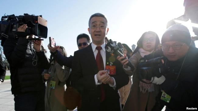 资料照：中共前领导人胡锦涛之子胡海峰前往北京人大会堂出席全国人大会议闭幕式时被媒体记者包围。（2019年3月15日）