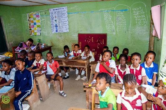 A group of children in a classroom

Description automatically generated