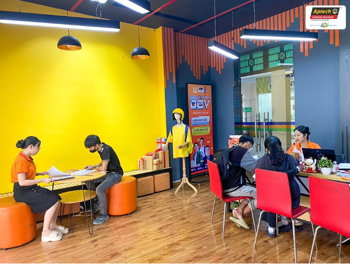 Học viên đến nhận tư vấn tại FPT Aptech 