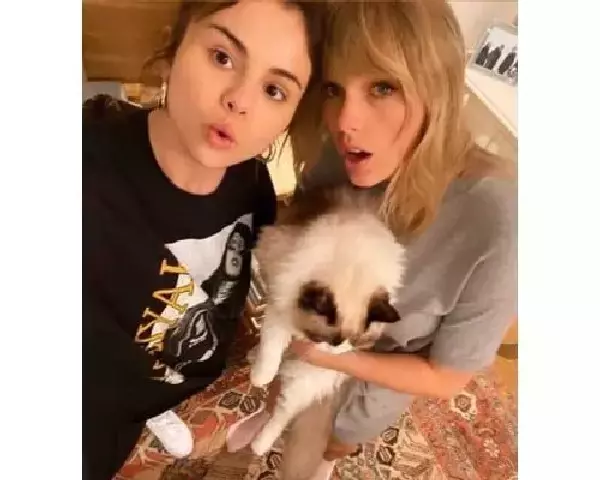 Picture of Taylor and Selena Gomez