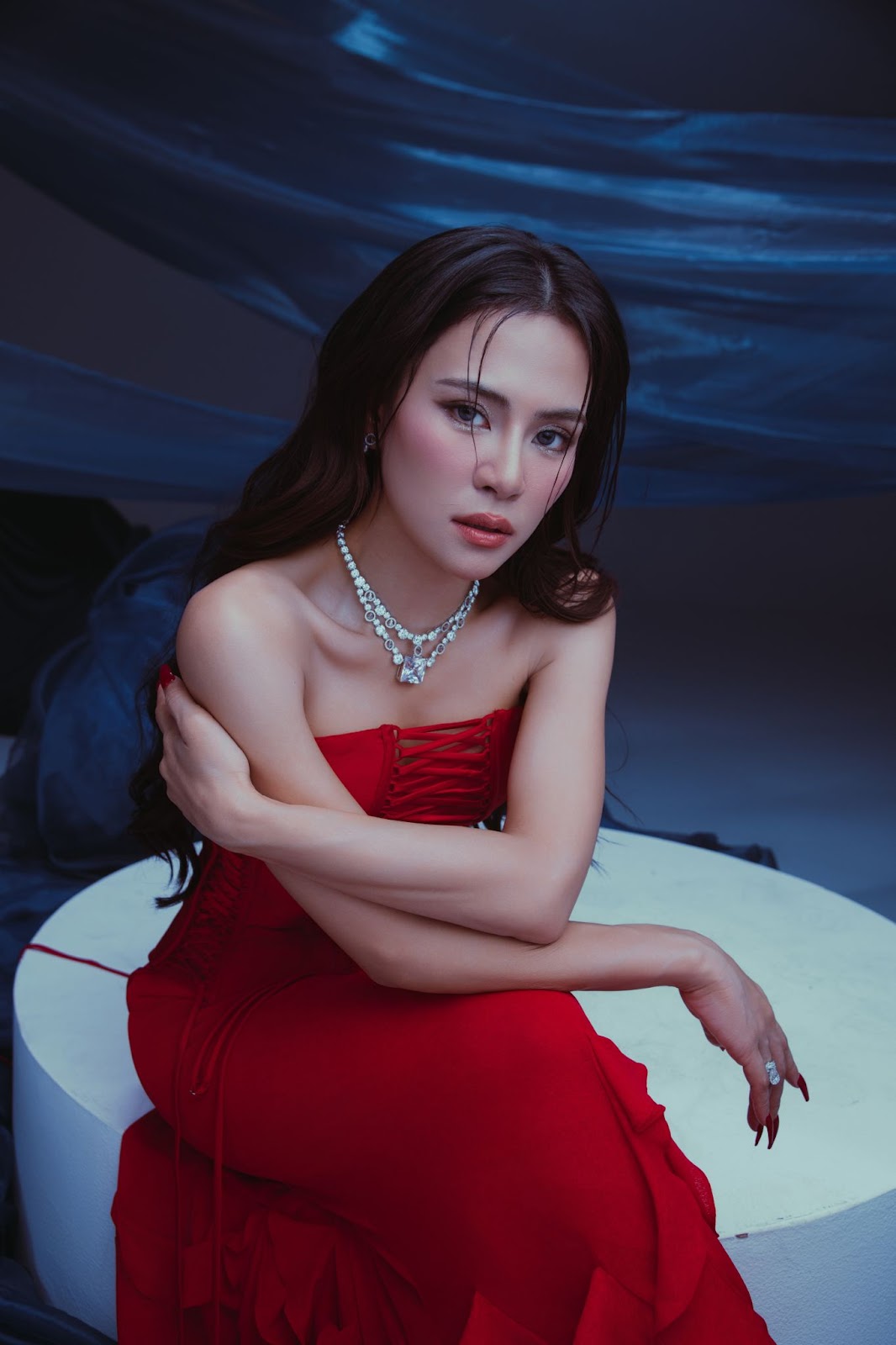 Hà Nhi mang trang sức bạc tỷ của thương hiệu Angel P Jewelry trong MV “Khước Từ”