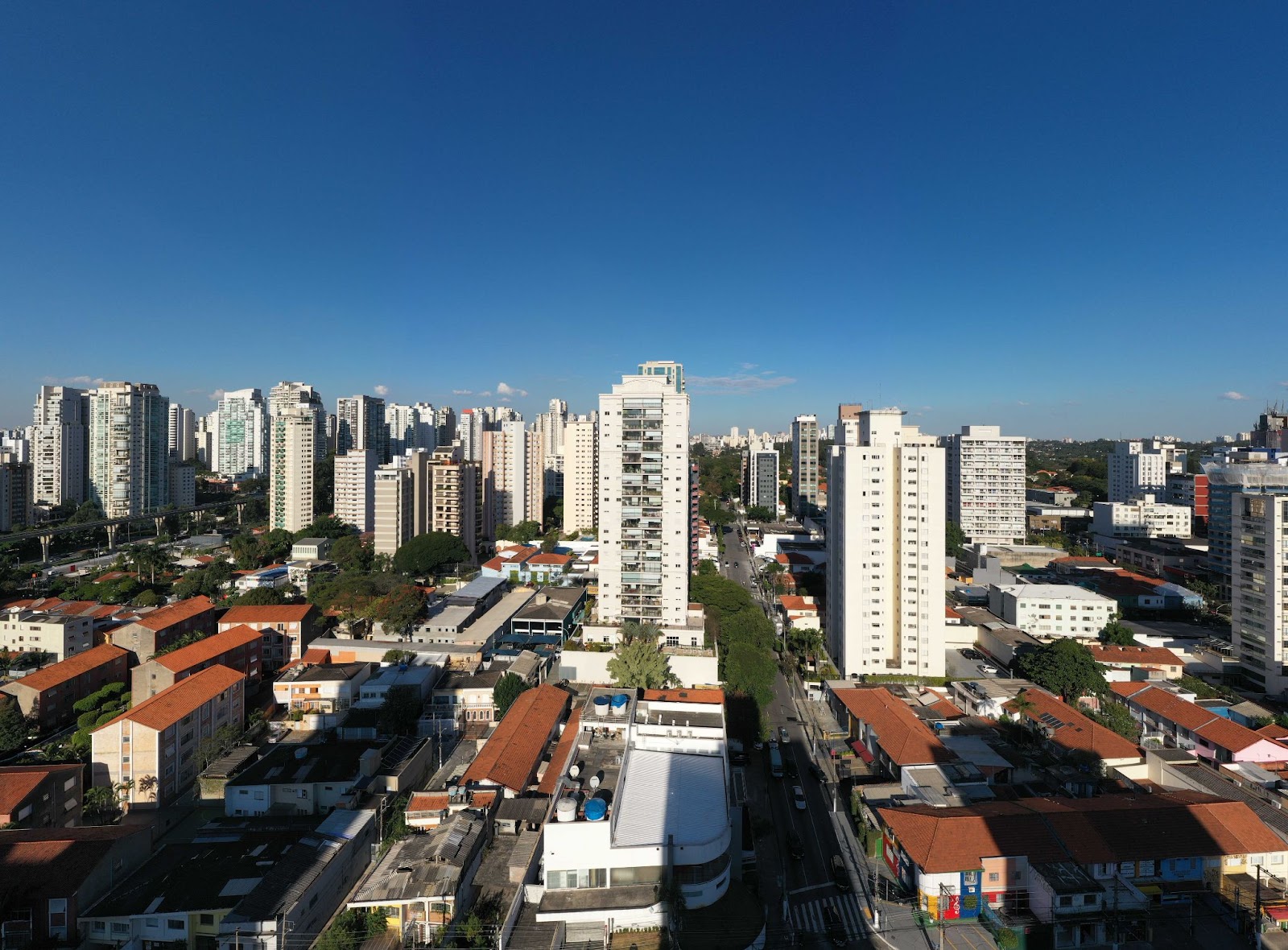 Foto panorâmica de São Paulo mostrando os imóveis certos para investimento, um céu azul muito bonito.