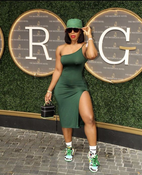 Lady wears a bodycon dress with her trainers