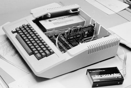 a picture of the Apple II - the first popular PC