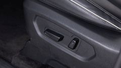 Nút điều chỉnh ghế lái Hyundai Custin 2024 được đặt bên hông, rất dễ điều khiển