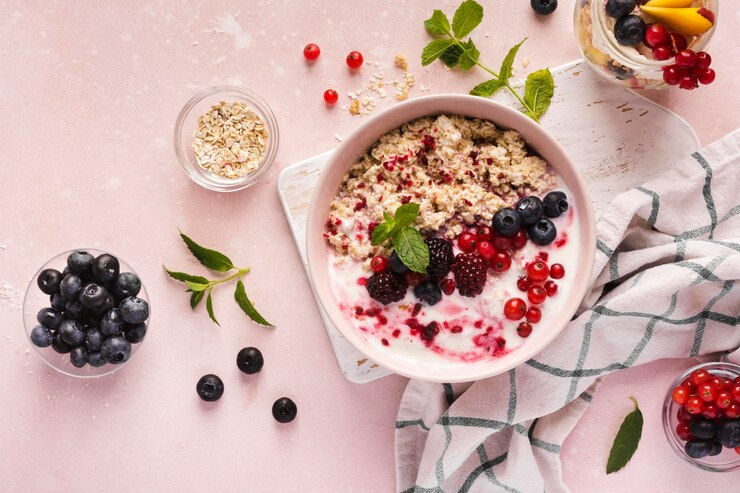 Oatmeal with Berries - foods to eat before a workout