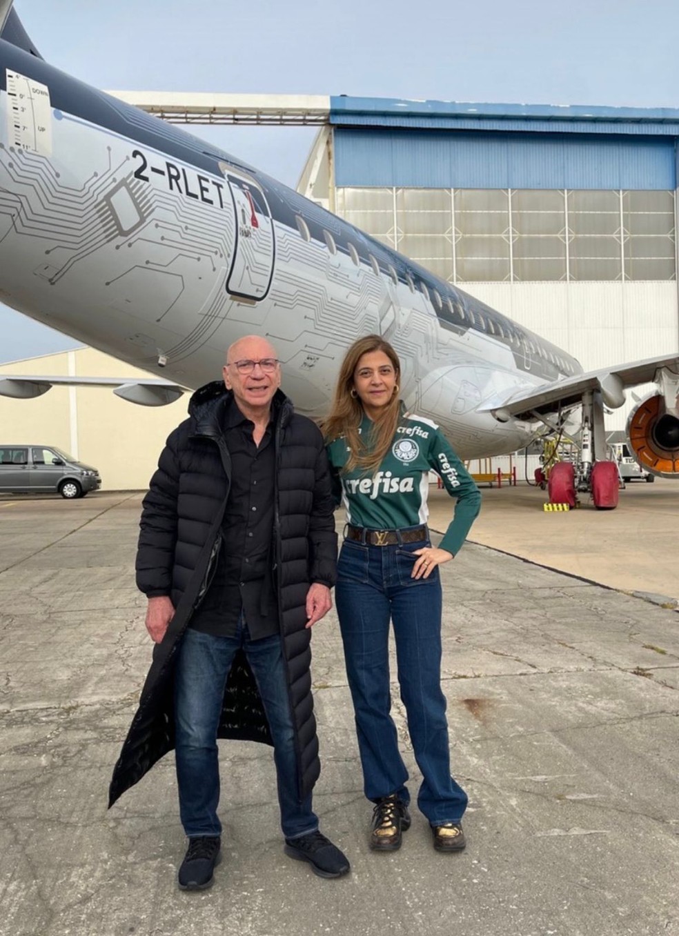 José Roberto Lamacchia e Leila Pereira com o avião comprado para uso do Palmeiras — Foto: Reprodução/Instagram