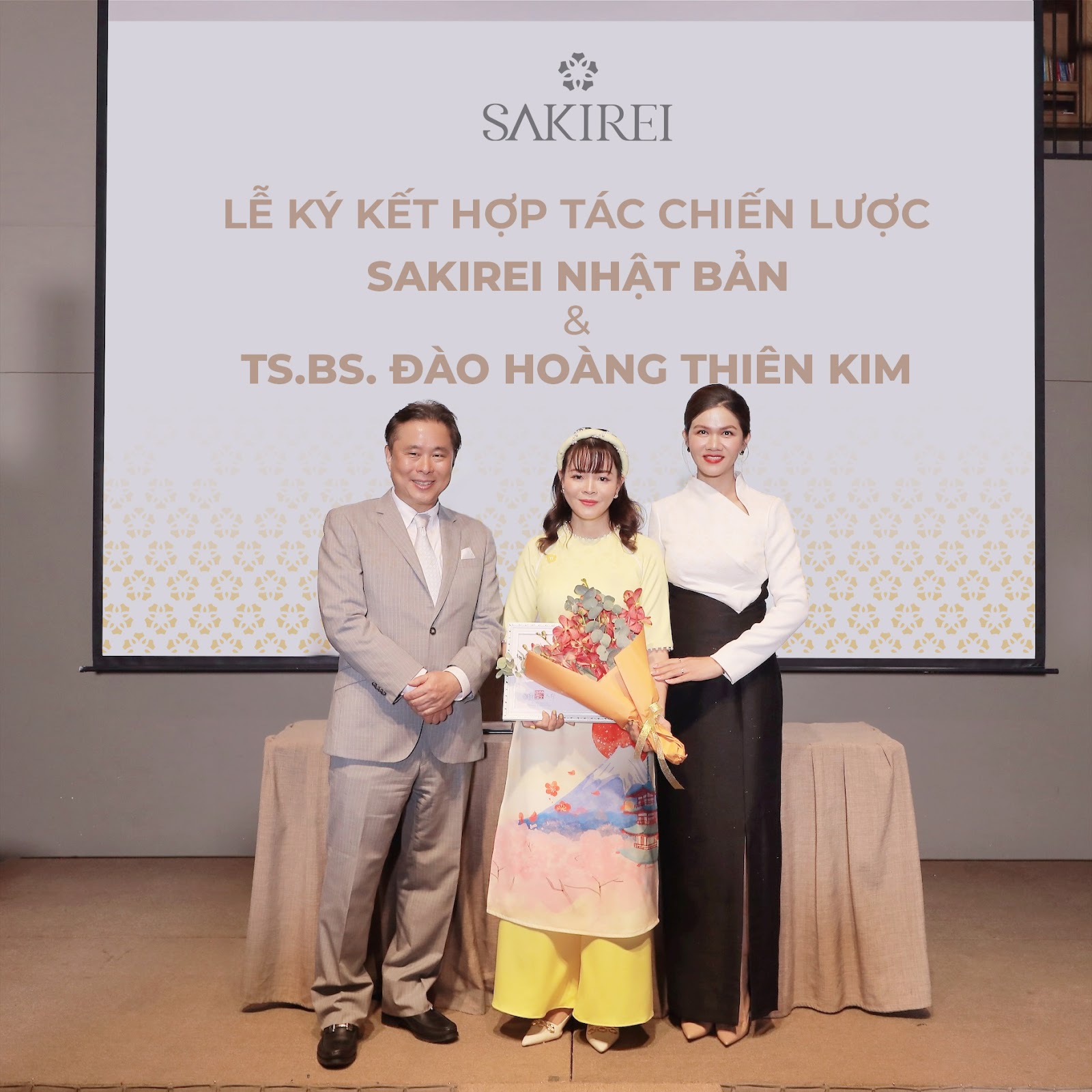 Tiến sĩ - Bác sĩ Đào Hoàng Thiên Kim (giữa) chụp ảnh cùng ông Kentaro Nomura - Đại diện Sakirei Nhật Bản và bà Trương Ái Hân - CEO Sakura Beauty Group.