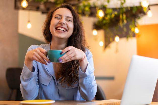 mulher sorridente com benefícios do café