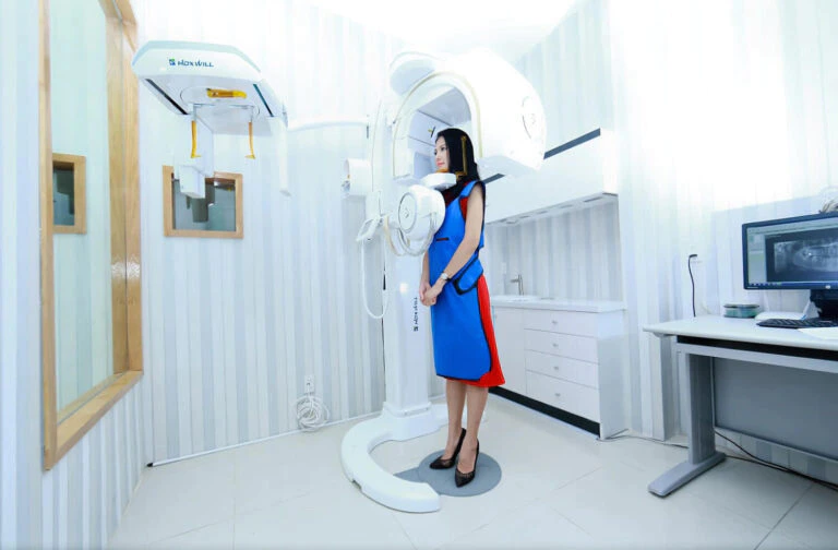 Bệnh nhân chuẩn bị chụp X-quang răng tại phòng X quang công nghệ cao tại Nha khoa Cẩm Tú Quận 1, trưng bày các thiết bị chẩn đoán hiện đại.