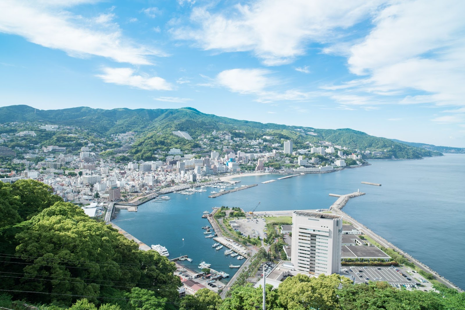 熱海は温泉と海・山の自然が楽しめる人気観光地