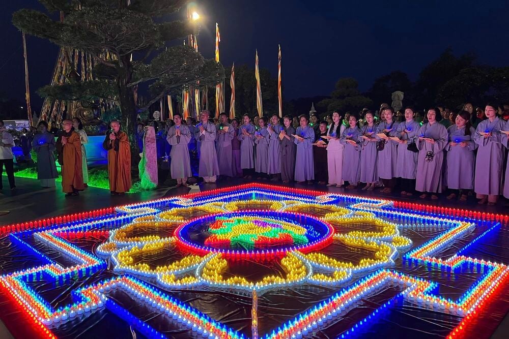 Nghi thức Cúng dàng đèn Hoa đăng mừng Phật đản với hàng nghìn ngọn nến xếp theo đồ hình Mandala Kim Cương thừa