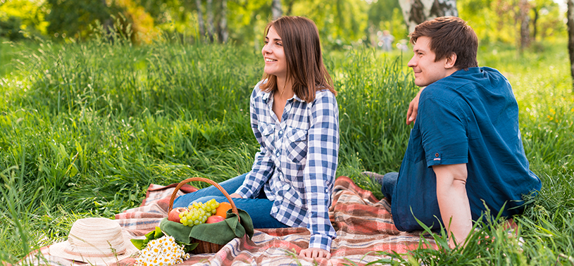 couple enjoying an Outdoor Picnic