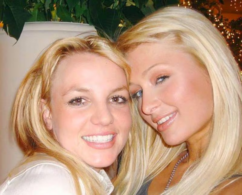 Paris Hilton e Britney Spears sorrindo em foto selfie.