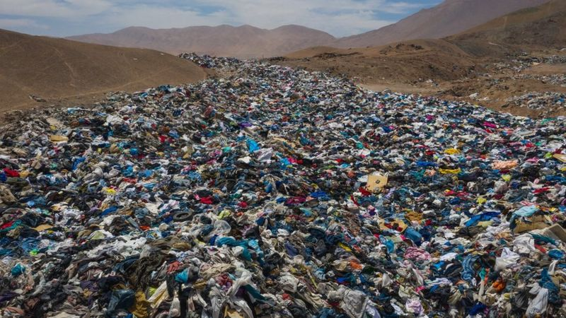 Le désert d’Atacama au Chili, surnommé la “décharge du monde” ou le “cimetière de vêtements".