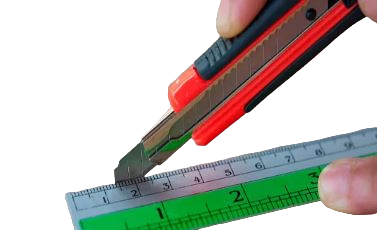 Estilete Cortes Especiais vermelho e preto com uma régua cinza e verde abaixo da ferramenta para alinhamento