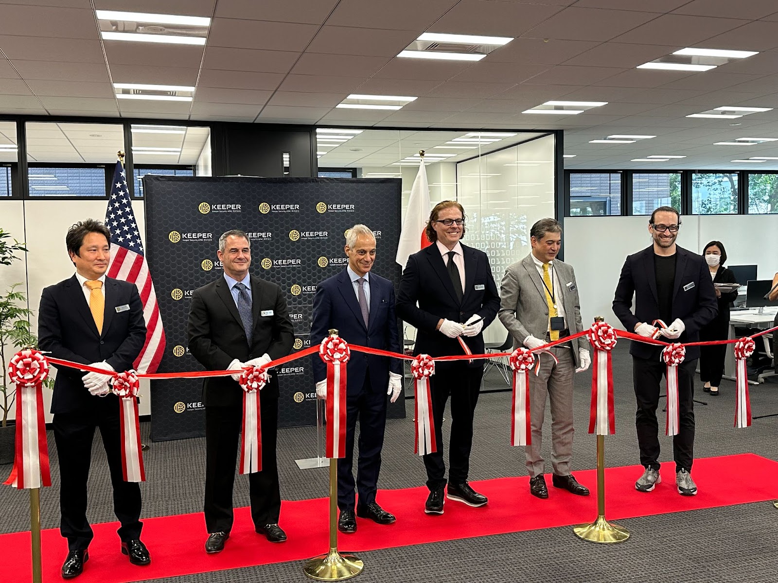 Imagem mostrando uma foto da inauguração do escritório da Keeper Security em Tóquio.