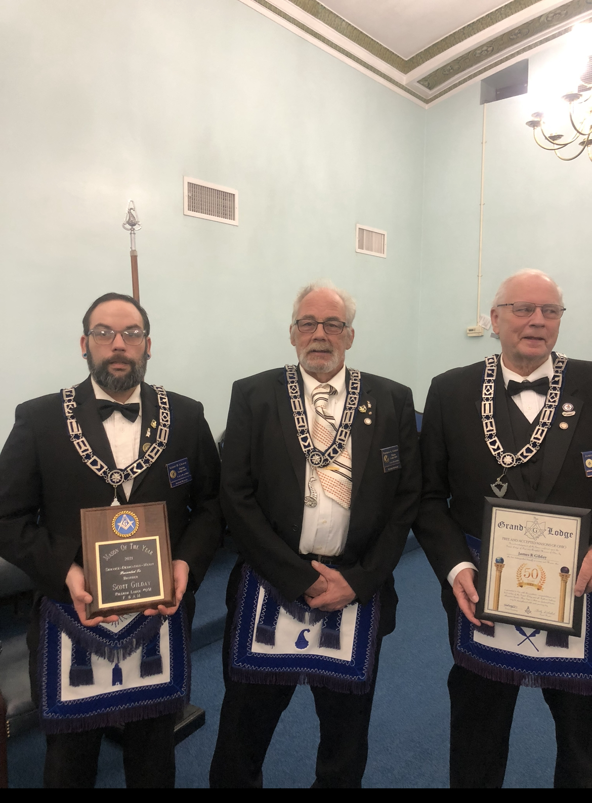 An image of Ohio Masons from Pilgrim Lodge #691 in their aprons.