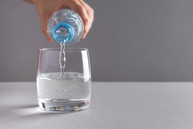 Cosa implica il consumo adeguato di acqua alcalina