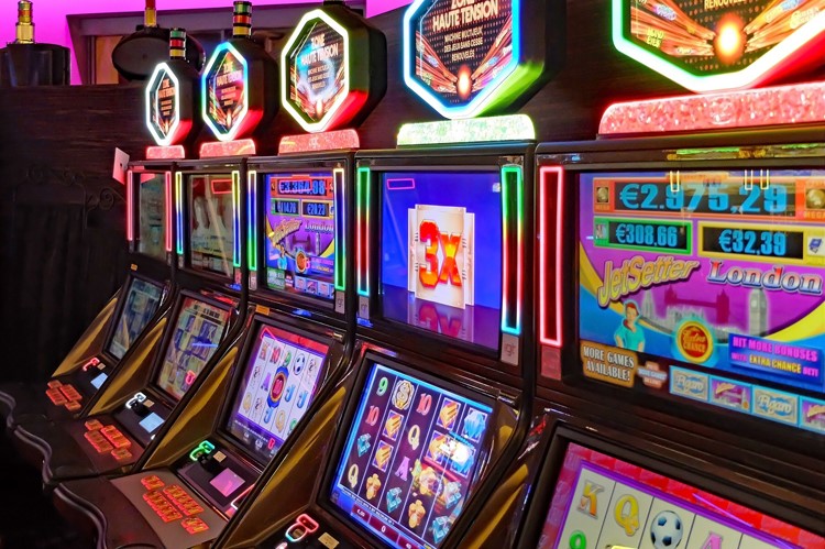 Uma imagem com slot machine, Jogos, Jogo de arcada, casino

Descrio gerada automaticamente