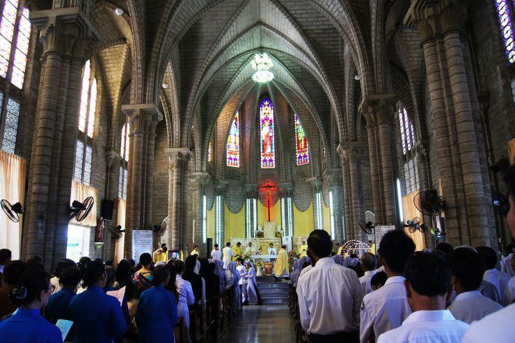 Một cảnh hành lễ tại nhà thờ Lớn Hà Nội. Ảnh: vietfuntravel.com.vn.