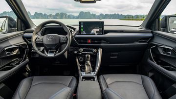 Nội thất Toyota Yaris Cross 2024 cũng thể hiện tinh thần trẻ trung năng động qua thiết kế bảng điều khiển thời thượng