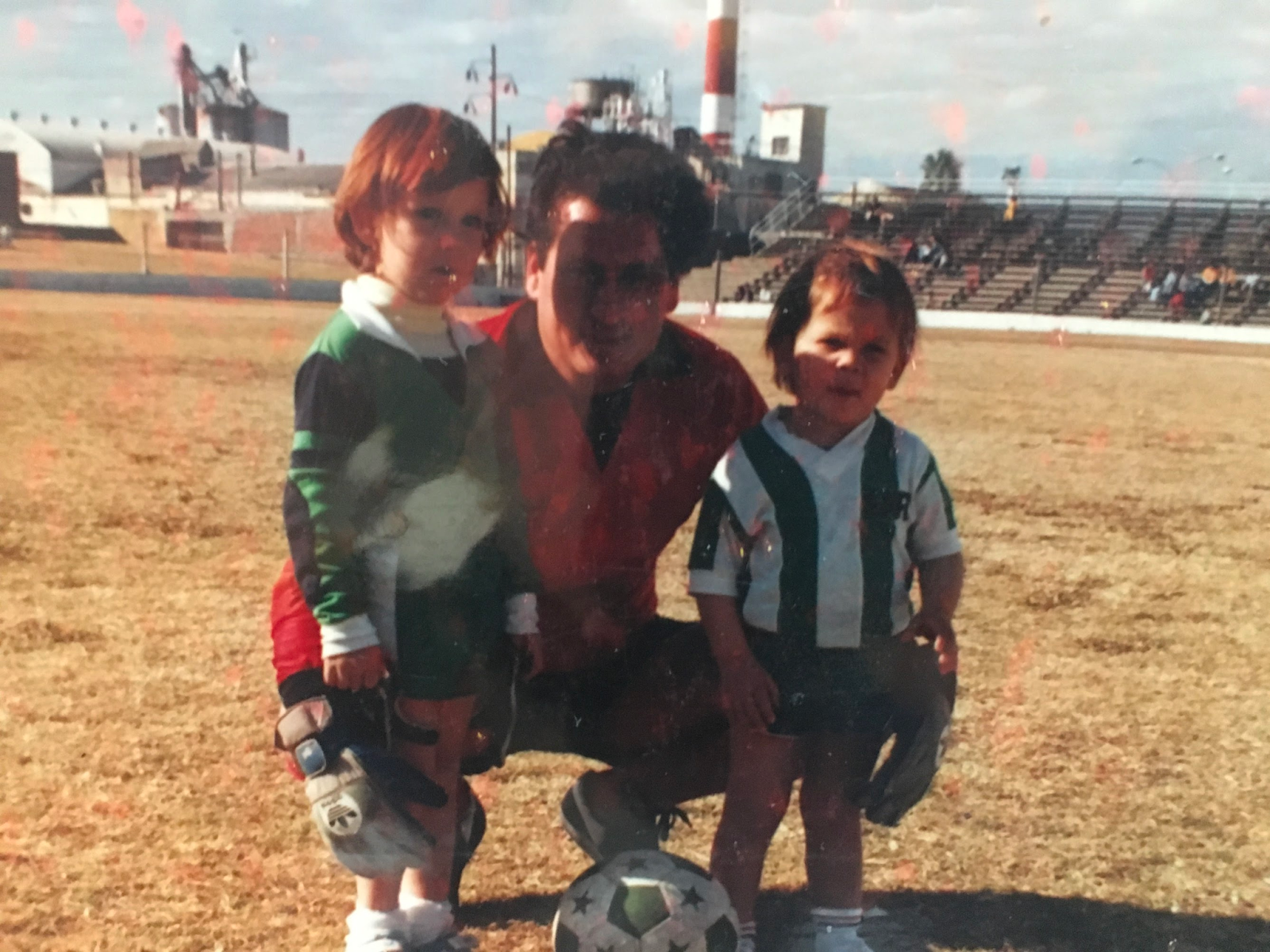 Fabián junto a su hermano menor Gabriel y su papá en el Parque Artigas, Paysandú.