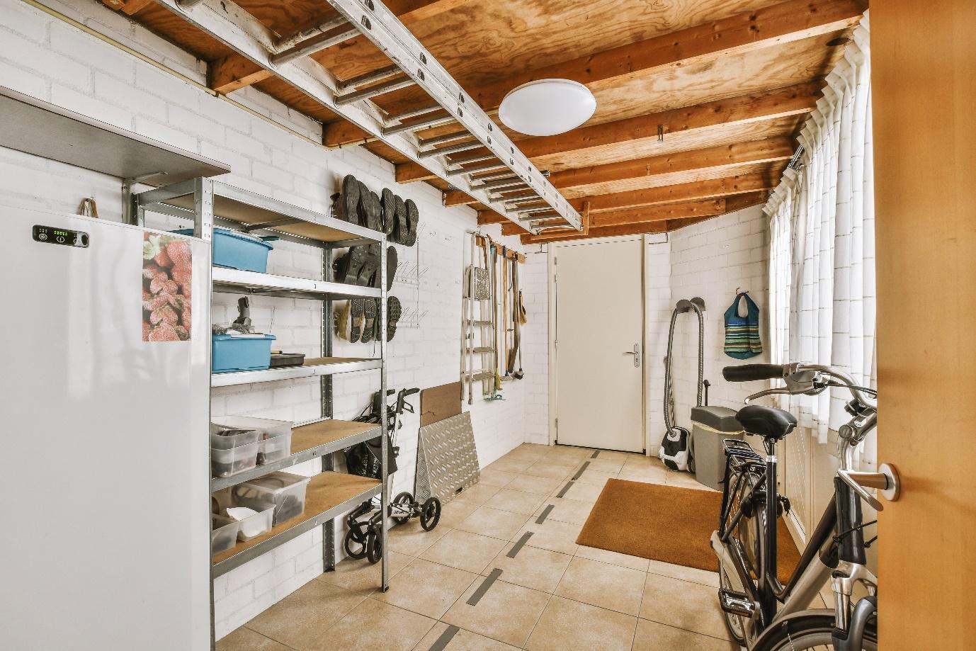 Jak optymalnie wykorzystać przestrzeń w garażu? Wybierz regały metalowe! - MrGentleman.pl