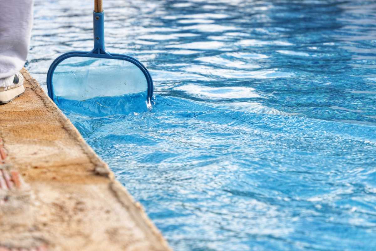 Cleaning the surface of a swimming pool during the winter.