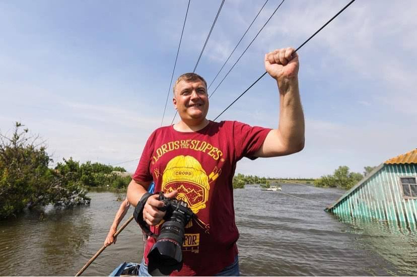 Головний редактор видання "Мост" Сергій Нікітенко під час знімання наслідків руйнування росіянами Каховської ГЕС