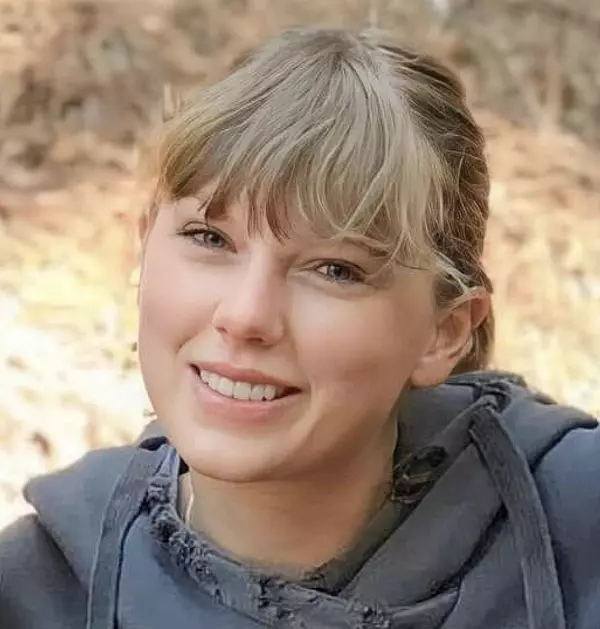 Gorgeous photo of a smiling Taylor Swift 