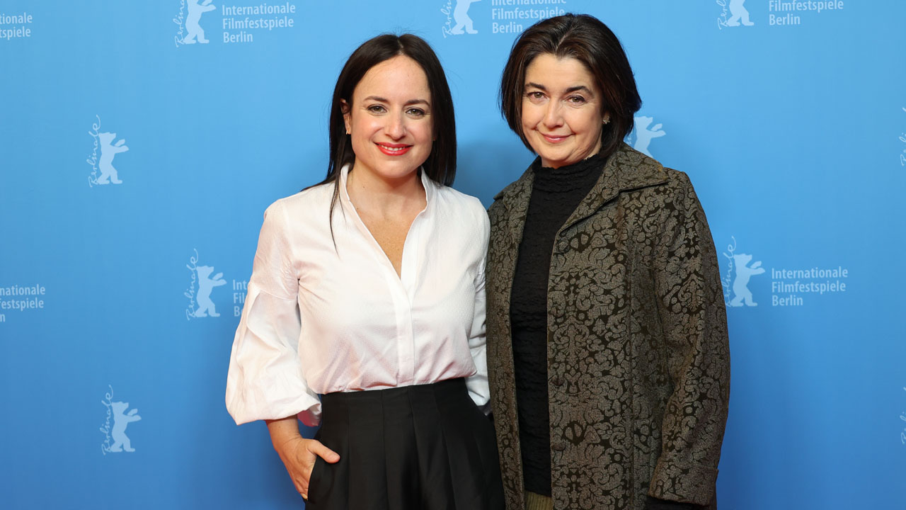 Maite Alberdi junto con Paulina Urrutia en el Festival Internacional de Cine de Berlín