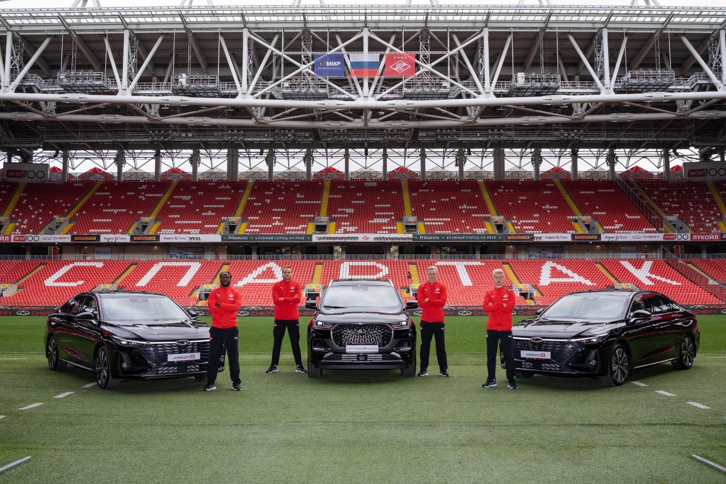 Футболисты «Спартака» позируют с автомобилями CHERY