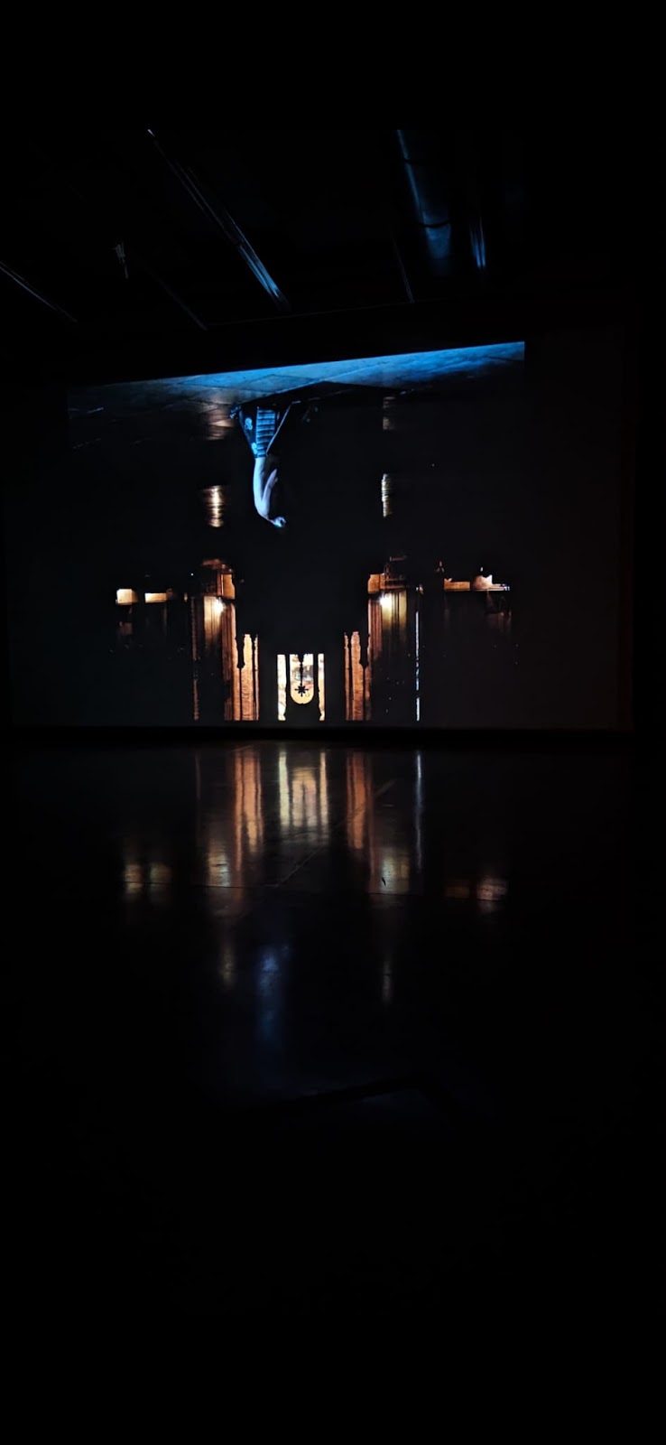 l'image présente Boris Charmatz dans l'église présentée à l'envers. Le choeur de l'édifice est ainsi visible la tête en bas comme le danseur.