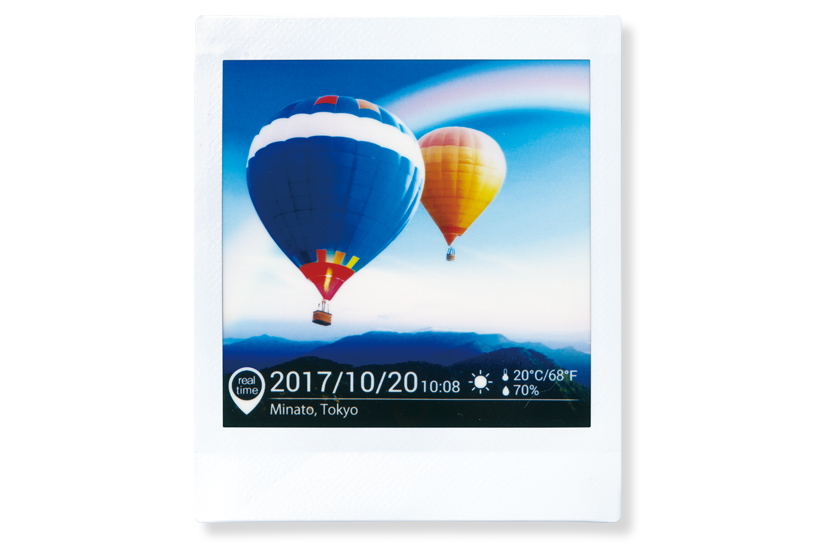 [photo] 2 hot air ballons in the sky and the date, place, weather, temperature and humidity are indicated at the bottom of the photo. 