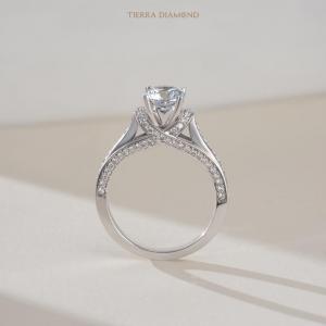 Nhẫn kim cương Trellis với thiết kế lưới mắt cáo độc đáo và hiện đại