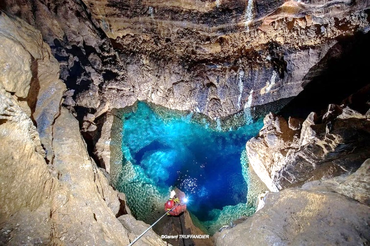 D:\AA WASSER-WIKI - Philipp 0162-6224174\000 Fachbeiträge\00 Fachartikel fertig\Sources de la Touvre - ein Karstphänomen\x Blick in die Tiefe - Gerard Truffandier.jpg