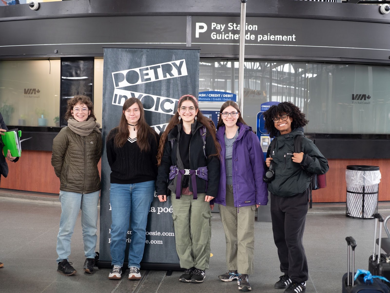 Les étudiant·e·s ont été accueilli·e·s à la gare par l'équipe des Voix de la poésie. Maxime Desmeules (à gauche), accompagnatrice, en compagnie de Malcolm Wernestrom, Leïla Malo, Juliette Comtois et Daniela Damier Ducreux. 